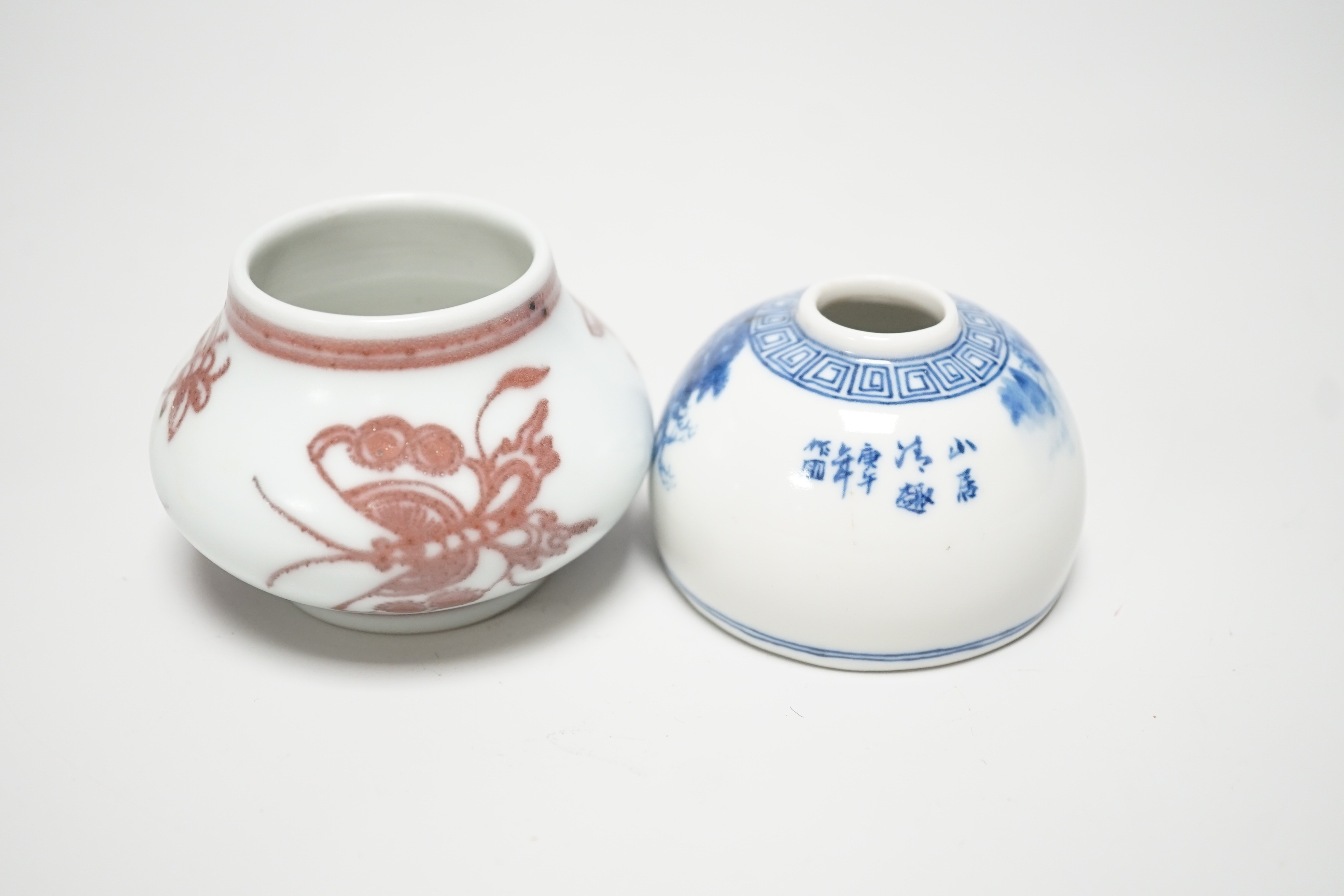 A Chinese underglaze copper small jar and a blue and white waterpot, tallest 5cm